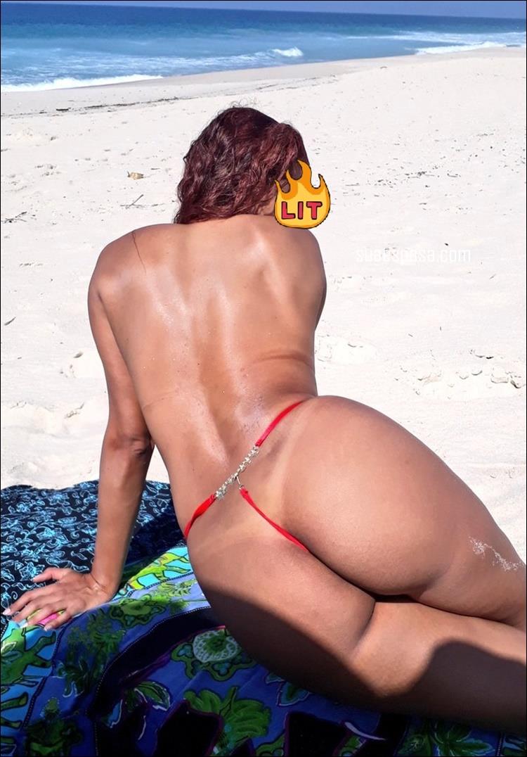 Moreninha-magrinha-de-topless-na-praia-6 