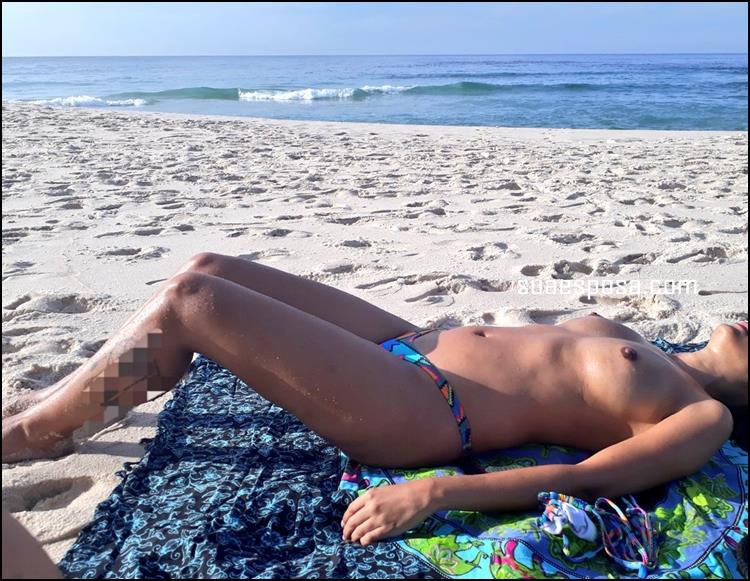 Moreninha-fazendo-topless-na-praia-1 