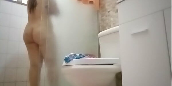 Flagra na esposa tomando banho se masturbando