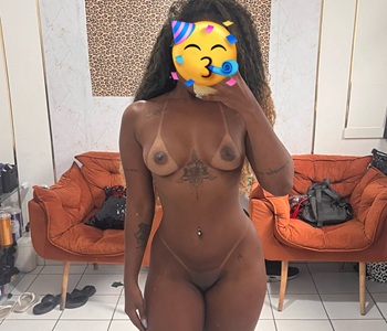 Morena depois do bronzeamento pelada